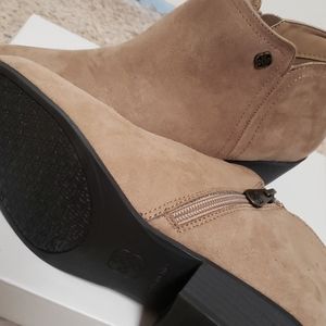 NEW Daisy Fuentes booties